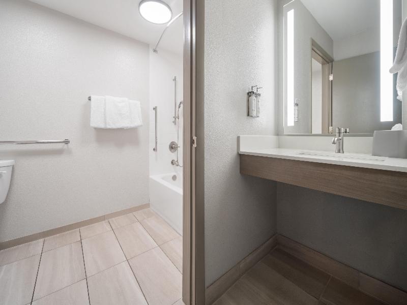 Holiday Inn Express Tifton image
