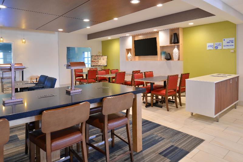 Holiday Inn Express and Suites Stevens Point image