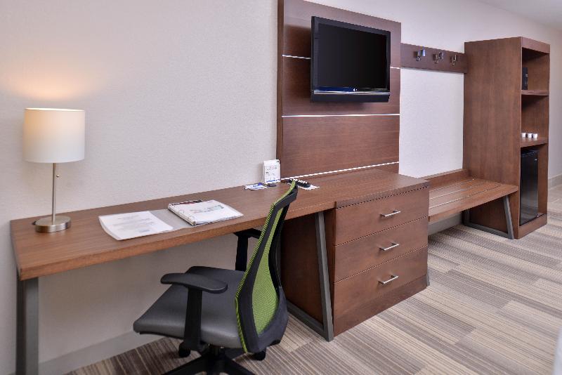 Holiday Inn Express and Suites Stevens Point image