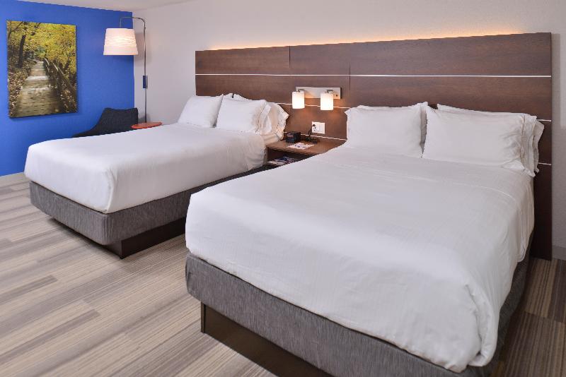 Holiday Inn Express and Suites Stevens Point image