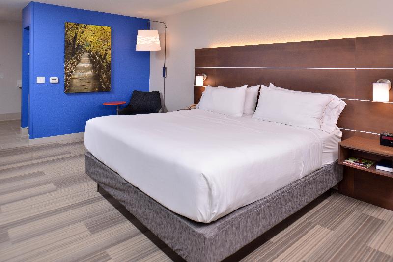 Holiday Inn Express and Suites Stevens Point image