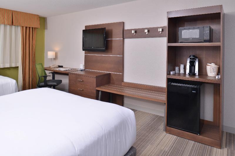 Holiday Inn Express and Suites Stevens Point image