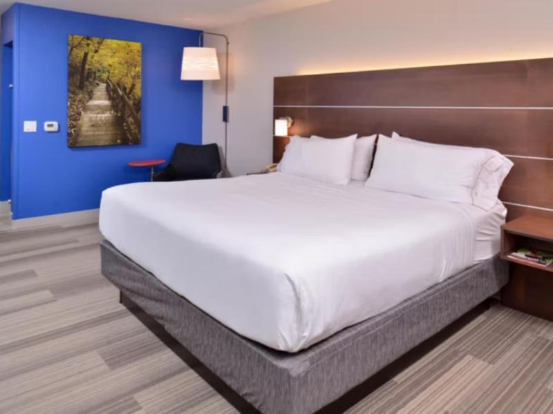 Holiday Inn Express and Suites Stevens Point image