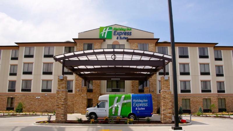 Holiday Inn Express and Suites St Louis Airport image