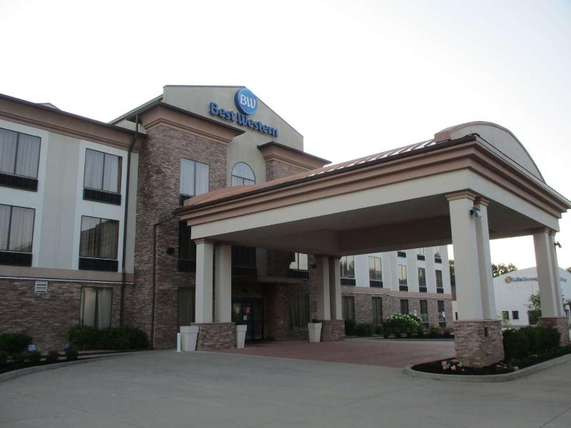 Bw St. Louis Airport North Hotel & Suites image