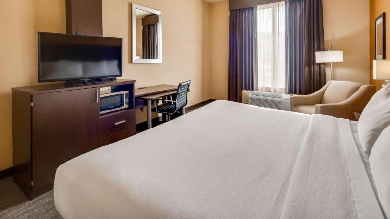 Bw St. Louis Airport North Hotel & Suites image