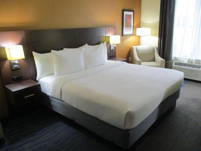 Bw St. Louis Airport North Hotel & Suites image