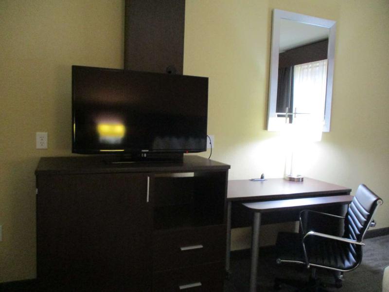 Bw St. Louis Airport North Hotel & Suites image