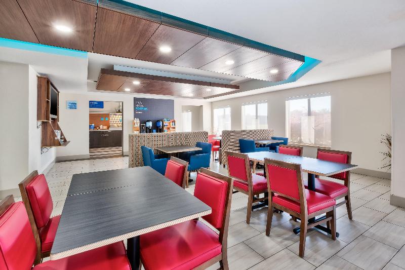 Holiday Inn Express and Suites Three Rivers image