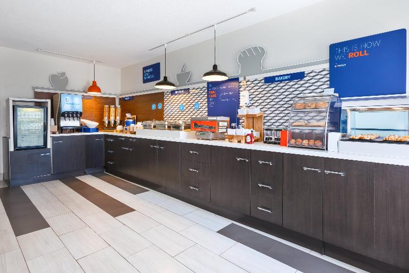 Holiday Inn Express and Suites Three Rivers image