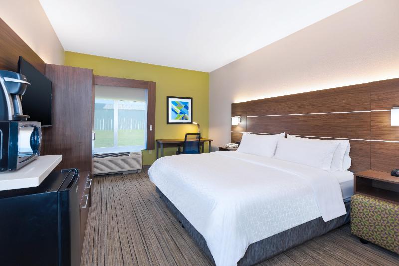 Holiday Inn Express and Suites Three Rivers photo 10