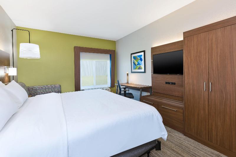 Holiday Inn Express and Suites Three Rivers image