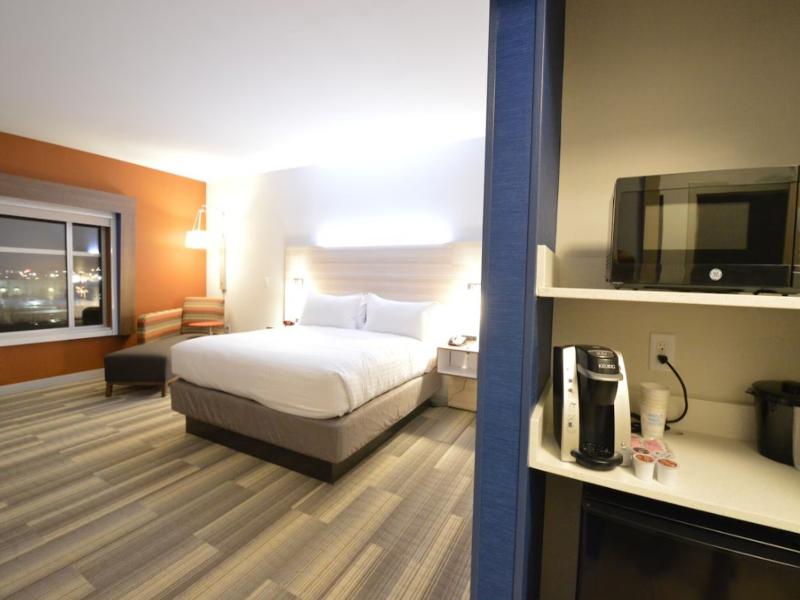 Holiday Inn Express and Suites Toledo West image