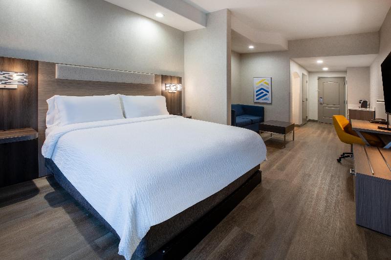 Holiday Inn Express & Suites Lathrop By IHG image