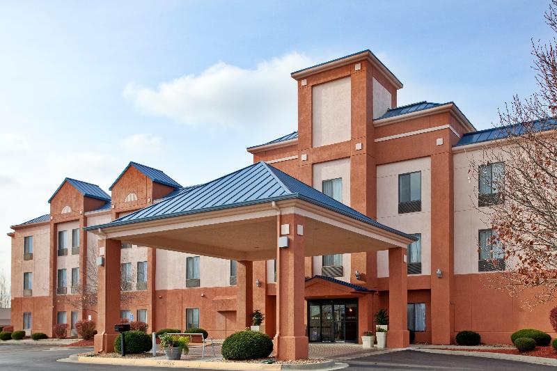 Holiday Inn Express and Suites Lansing Leavenworth