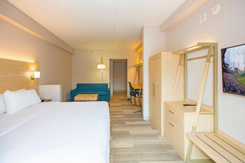 Holiday Inn Express & Suites Pittsburgh North Shor photo 21