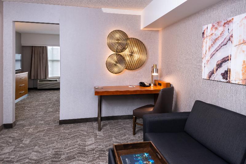 Holiday Inn Express & Suites Pittsburgh North Shor photo 20
