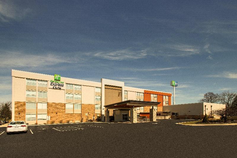 Holiday Inn Express and Suites Wapakoneta image