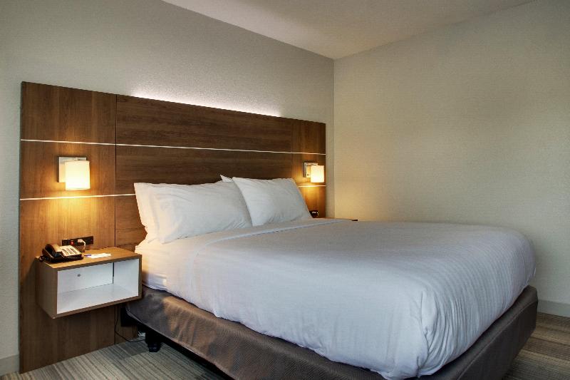Holiday Inn Express and Suites Wapakoneta image