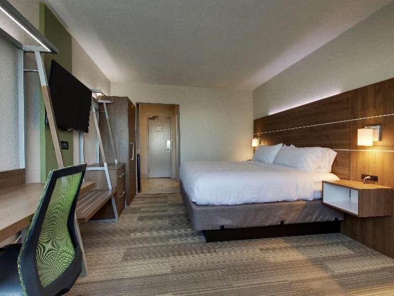Holiday Inn Express and Suites Wapakoneta image