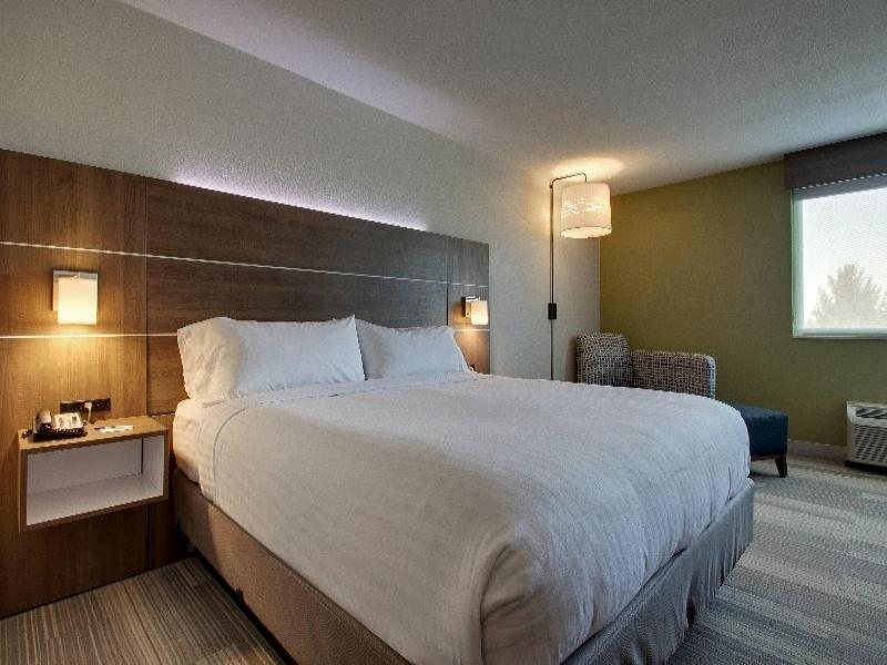 Holiday Inn Express and Suites Wapakoneta image