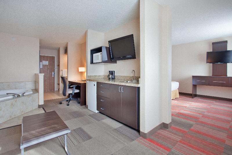 Holiday Inn Express and Suites Beatrice