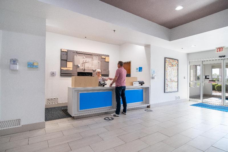 Holiday Inn Express and Suites Bedford