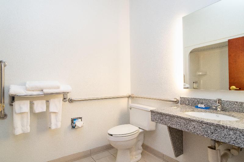 Holiday Inn Express and Suites Bedford photo 22
