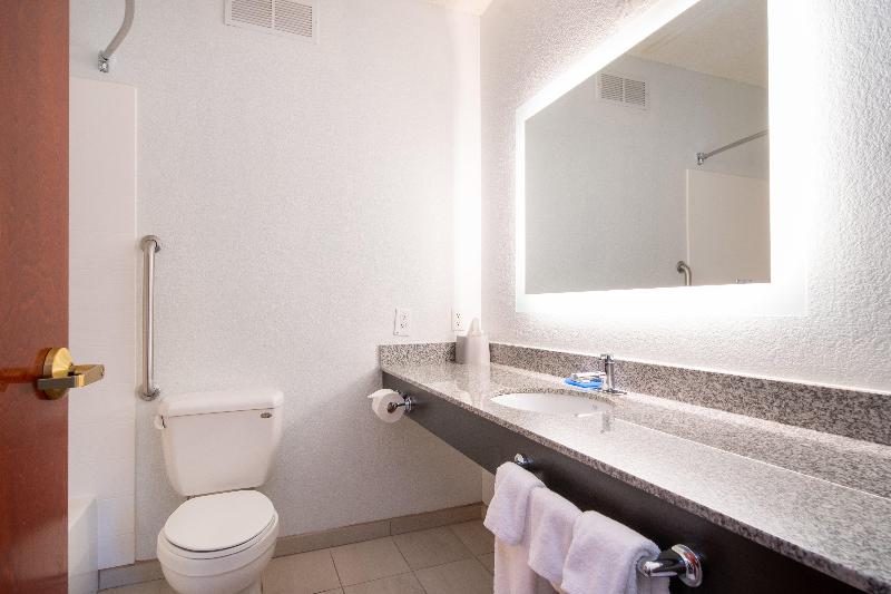 Holiday Inn Express and Suites Bedford photo 17