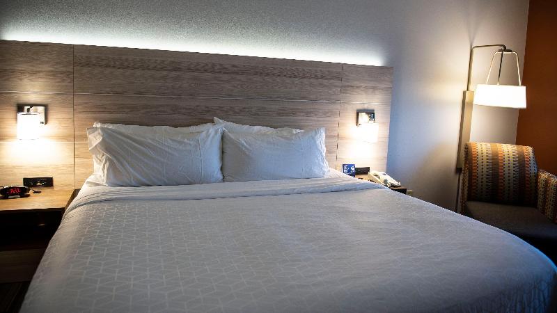 Holiday Inn Express & Suites Sedalia By IHG photo 19