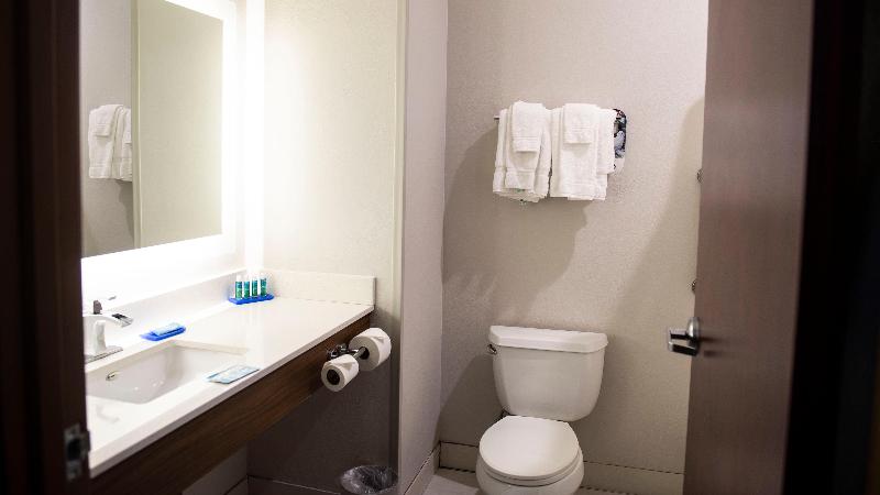 Holiday Inn Express & Suites Sedalia By IHG photo 20
