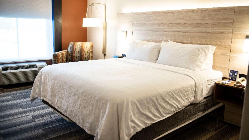 Holiday Inn Express & Suites Sedalia By IHG photo 21
