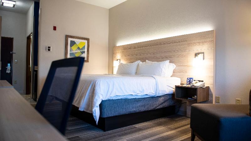 Holiday Inn Express & Suites Sedalia By IHG photo 24