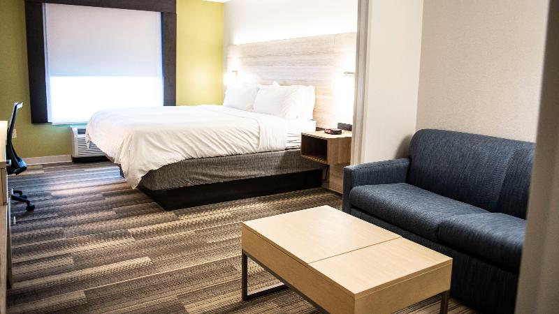Holiday Inn Express & Suites Sedalia By IHG image