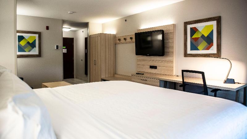 Holiday Inn Express & Suites Sedalia By IHG image