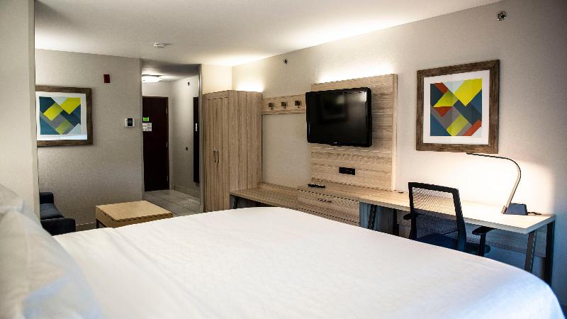 Holiday Inn Express & Suites Sedalia By IHG image
