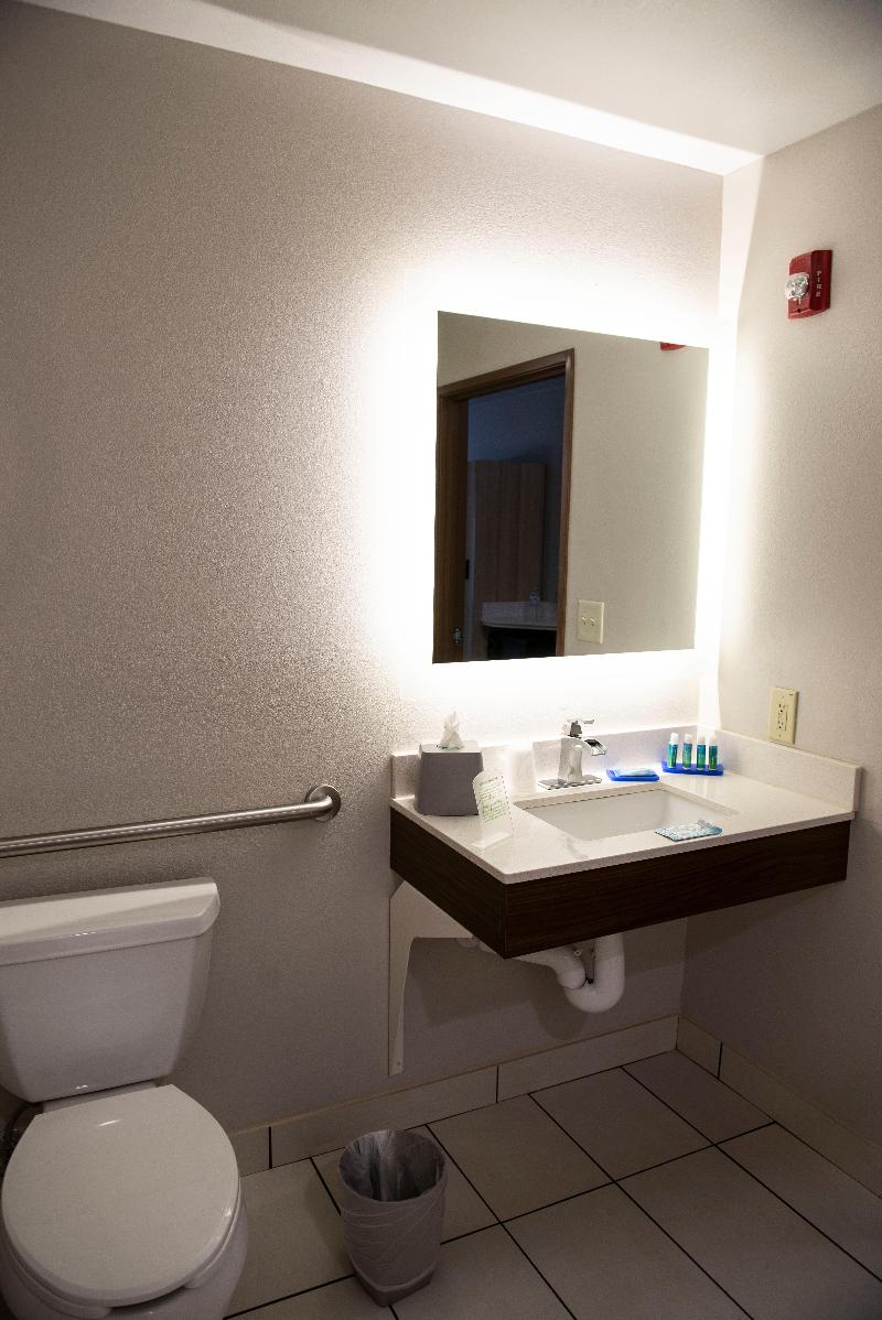 Holiday Inn Express & Suites Sedalia By IHG image