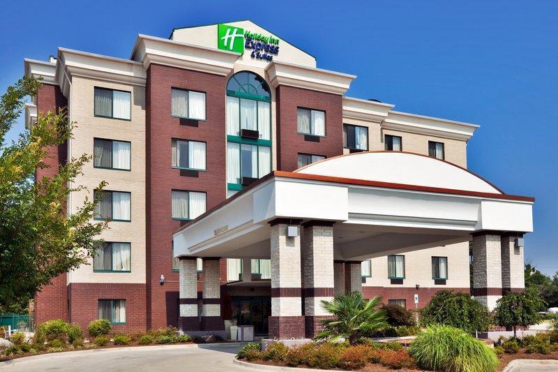 Holiday Inn Express and Suites Birmingham Invernes