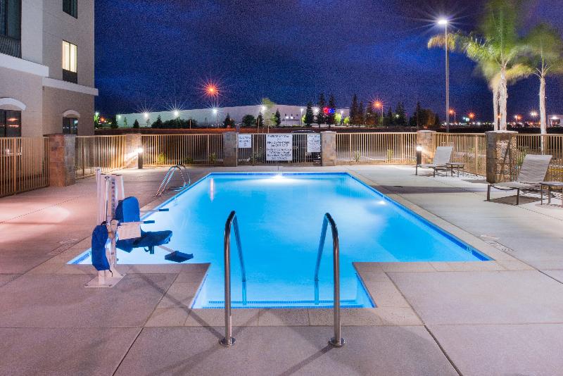 Holiday Inn Express and Suites Bakersfield Airport