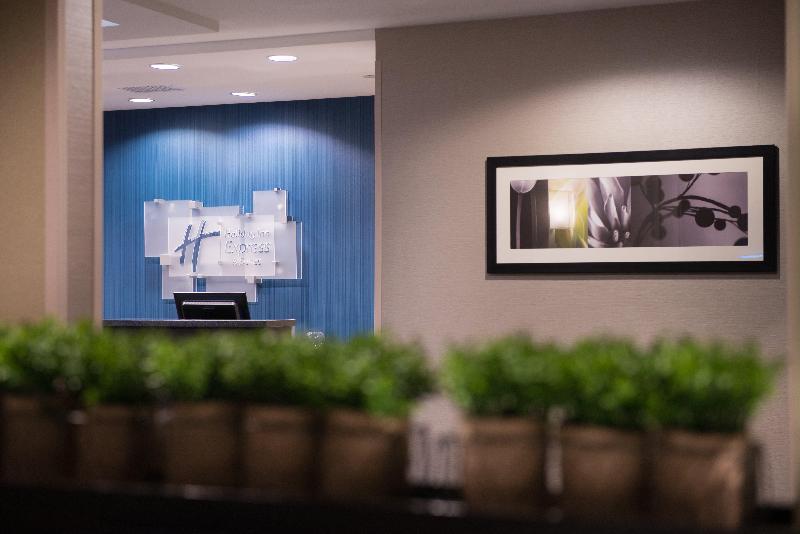 Holiday Inn Express and Suites Bakersfield Airport