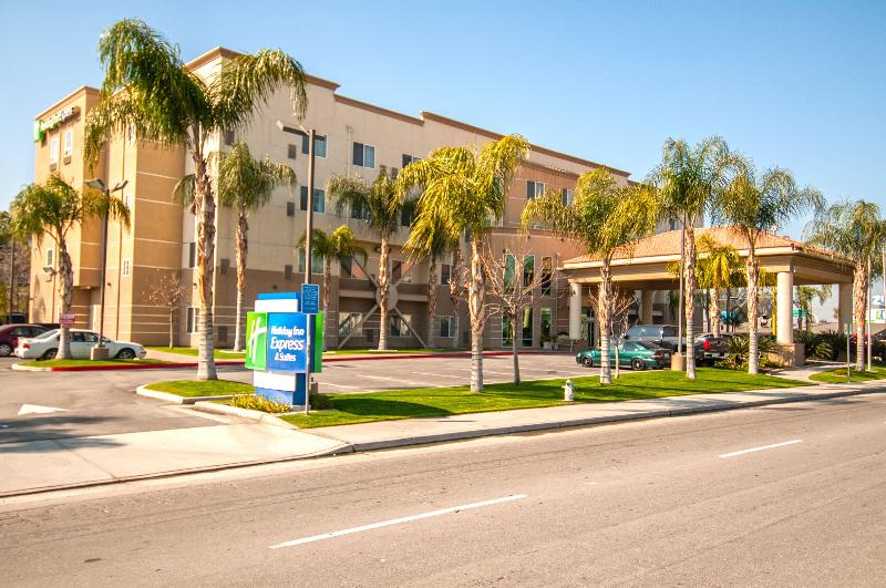 Holiday Inn Express and Suites Bakersfield Central