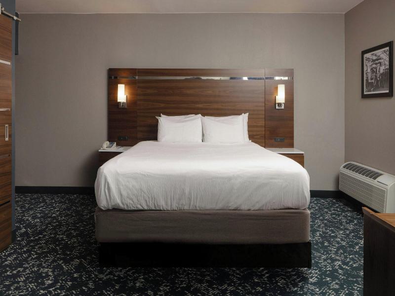 Four Points by Sheraton Detroit Novi image