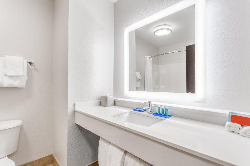 Holiday Inn Express and Suites Eau Claire North photo 9