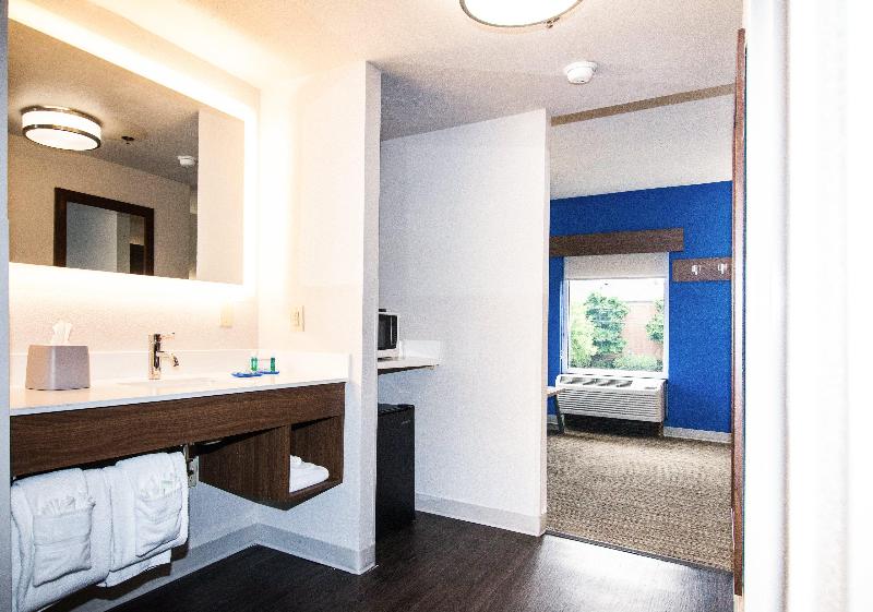 Holiday Inn Express and Suites Brentwood North Nas
