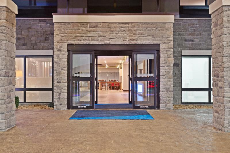 Holiday Inn Express and Suites Uniontown image