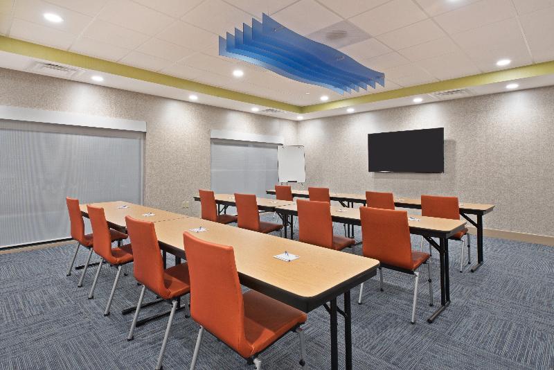 Holiday Inn Express and Suites Uniontown image