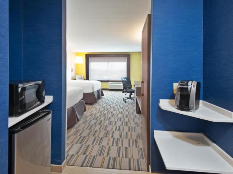 Holiday Inn Express and Suites Uniontown image