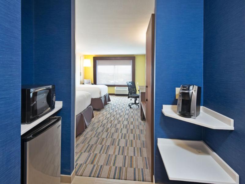 Holiday Inn Express and Suites Uniontown image