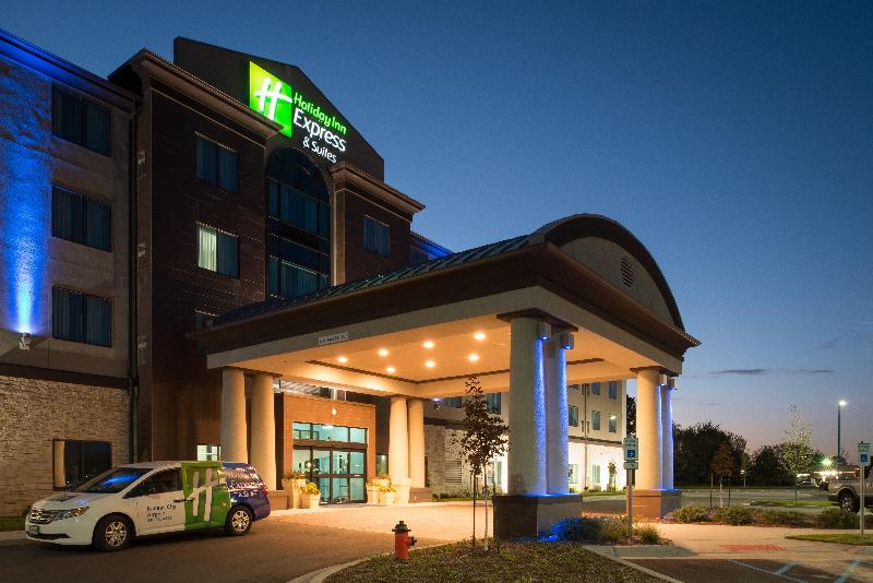 Holiday Inn Express and Suites Kansas City Airport