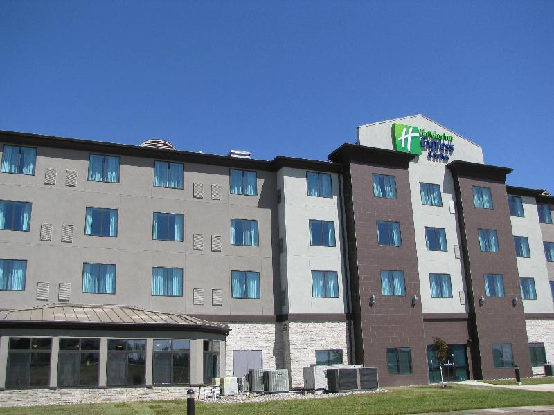 Holiday Inn Express Suites Kansas City Airport IHG